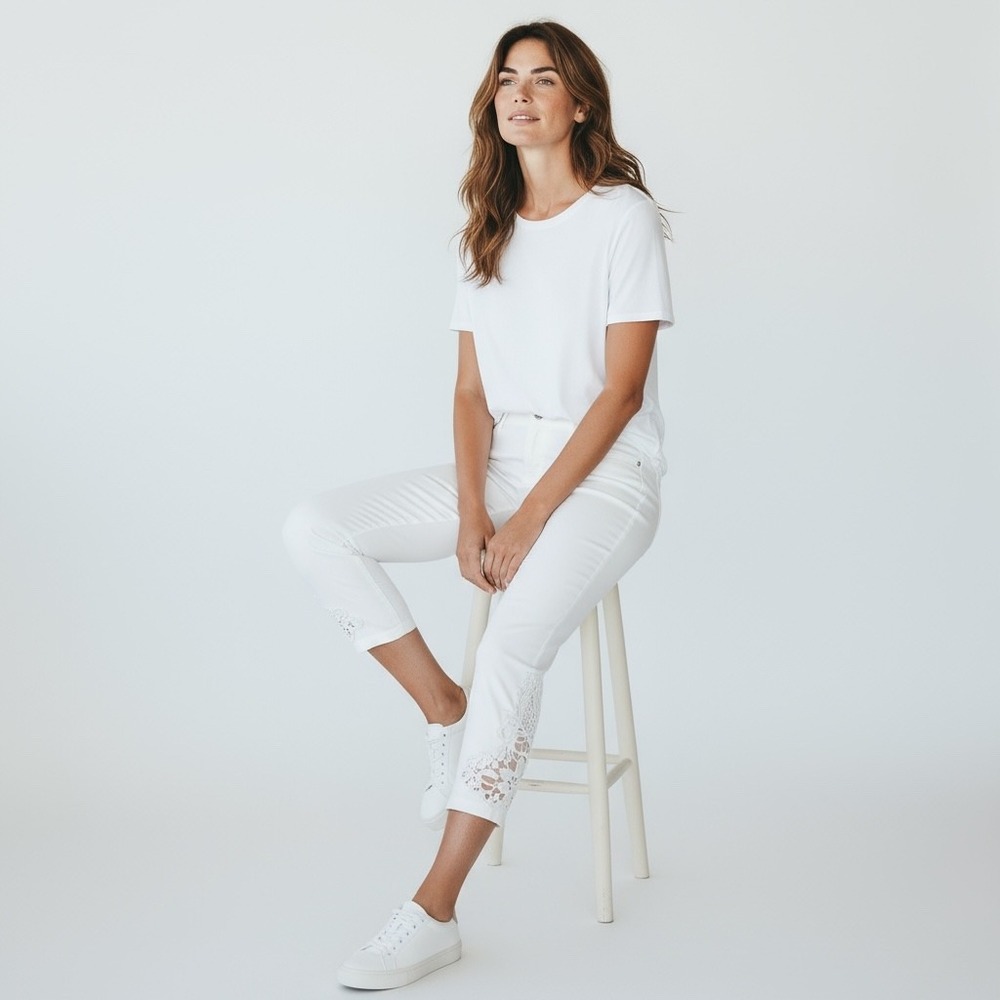 The Sweatshirt Project White Cropped crochet trim Capri Pants Women's Size Small